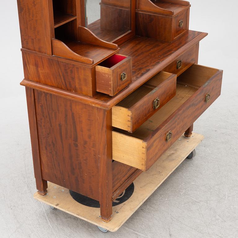 Byrå med uppsats, 1900-talets första hälft.