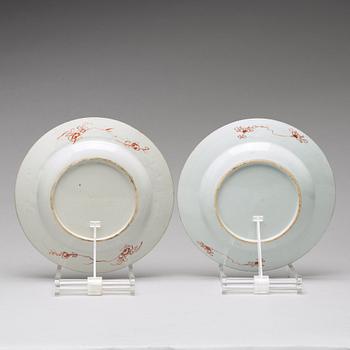 TALLRIKAR, ett par, kompaniporslin. Qingdynastin, Yongzheng (1723-35).