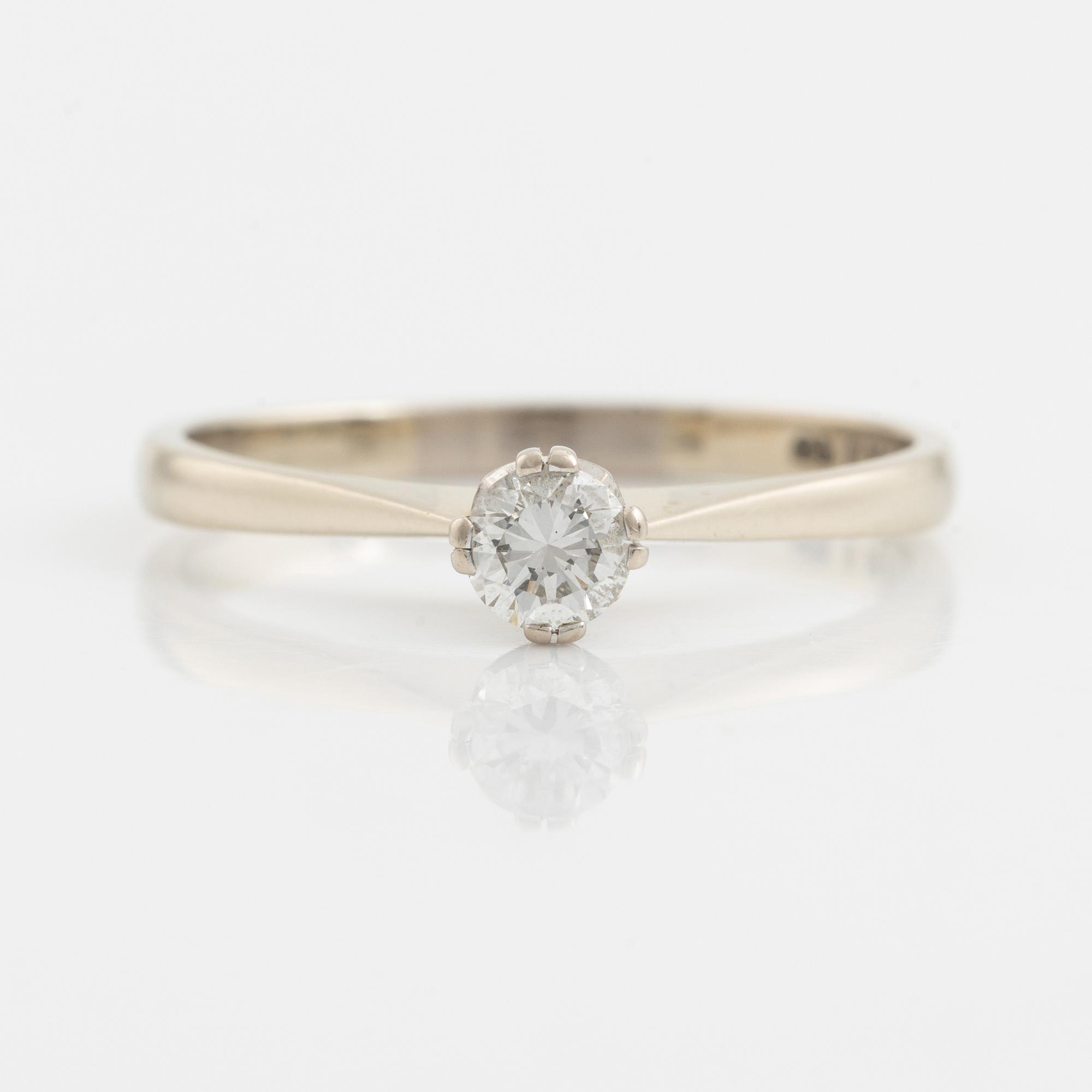 Ring 18K vitguld med en rund briljantslipad diamant.