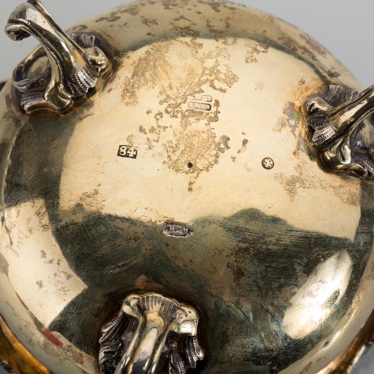 KRYDDKAR, förgyllt silver. Moskva 1858, otydliga mästarstämplar.
Vikt ca 160 gr.