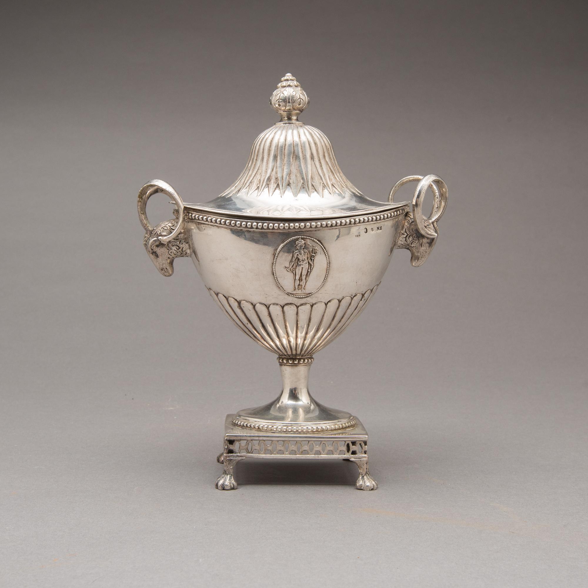 STRÖSOCKERSKÅL, silver, Johan Ekholm, Stockholm, 1795. Vikt ca 557 g.