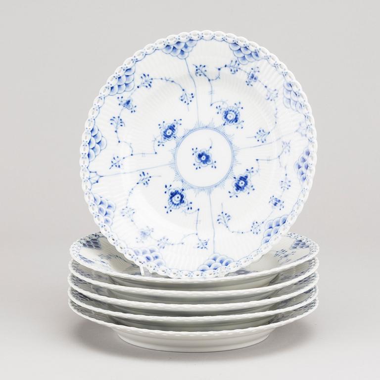 12 st TALLRIKAR, porslin "Musselmalet" helblond Royal Copenhagen.