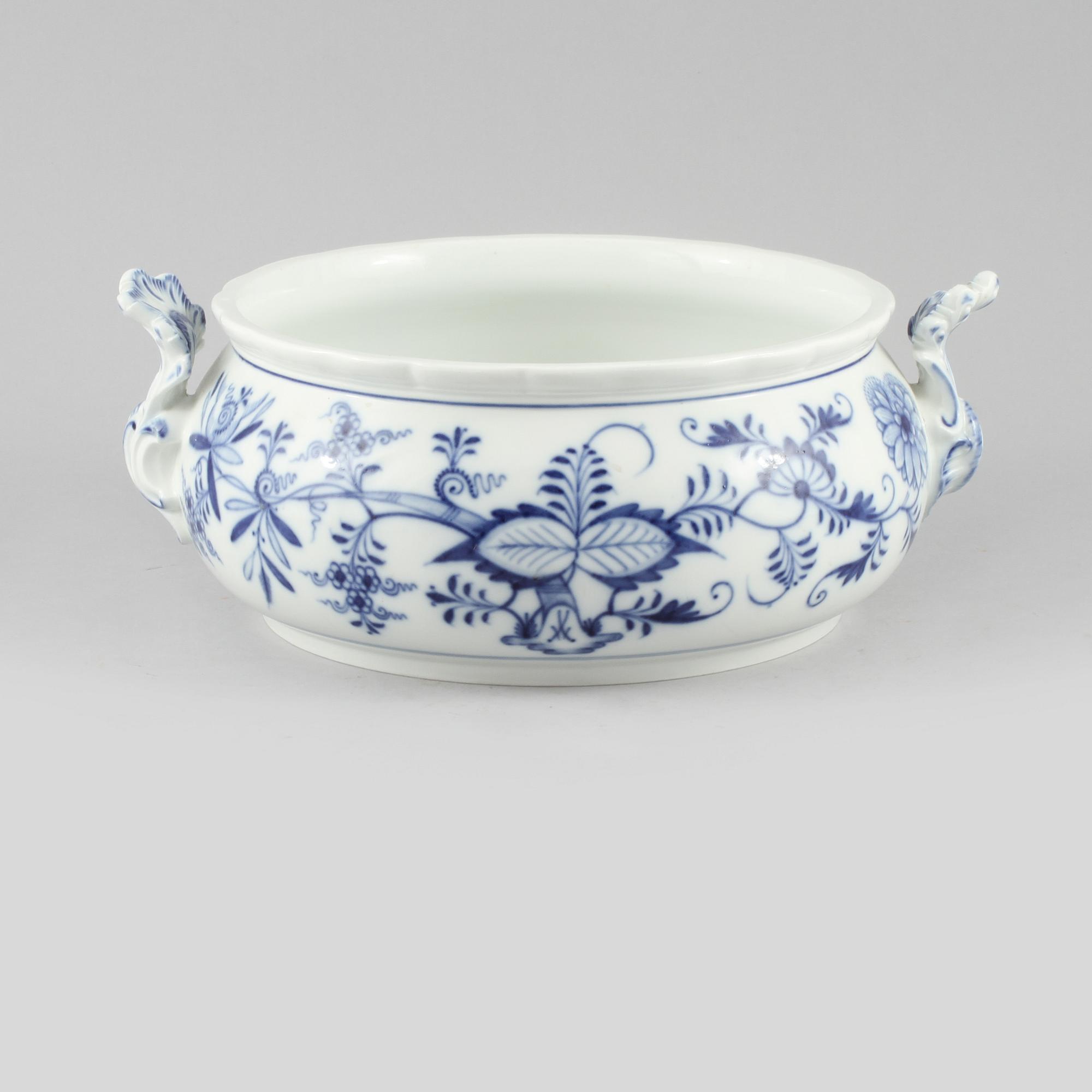 SKÅL MED HÄNKLAR, porslin, "Lökmönstret", Meissen, 1900-talets andra hälft.