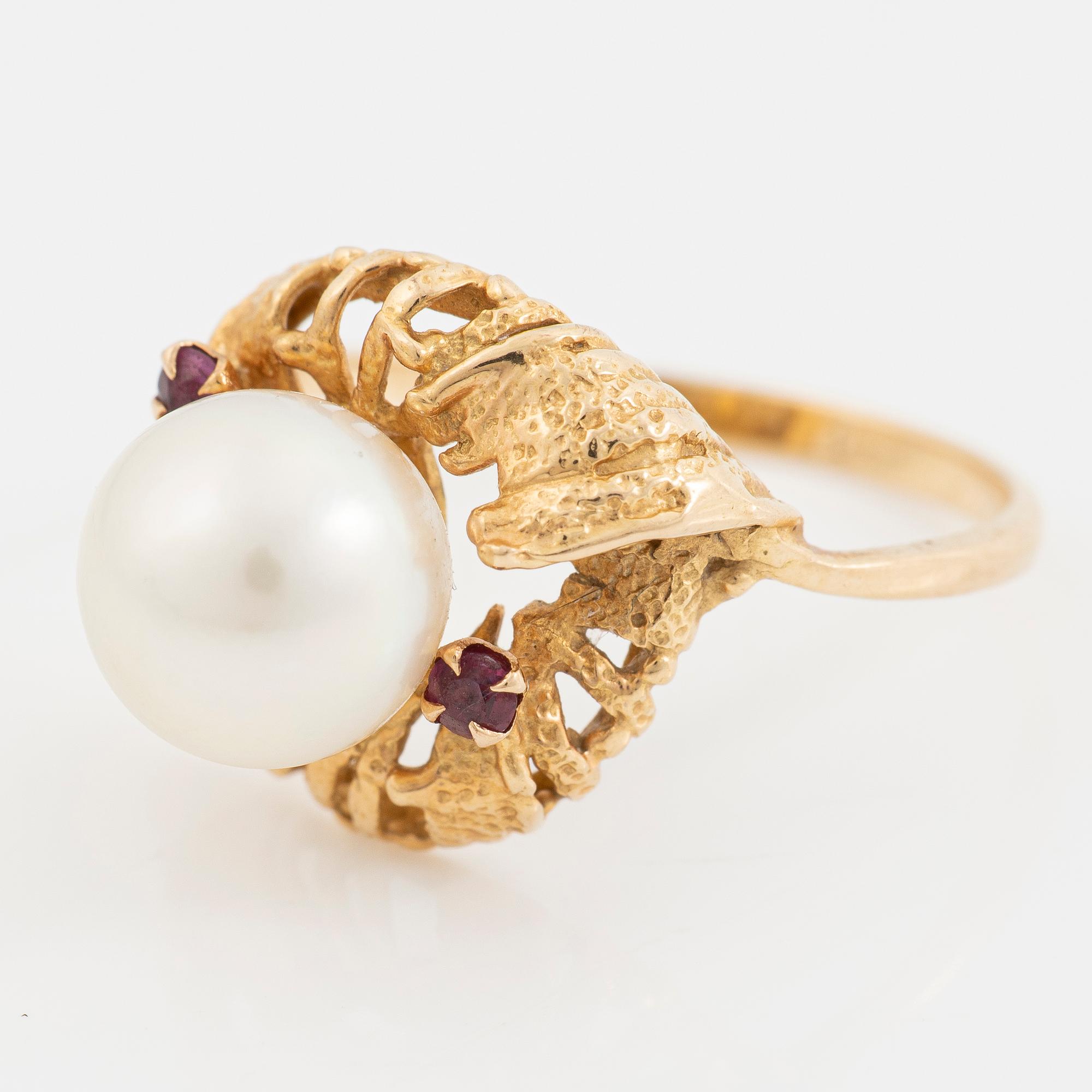 18K gold ring with a cultured pearl and red stones.