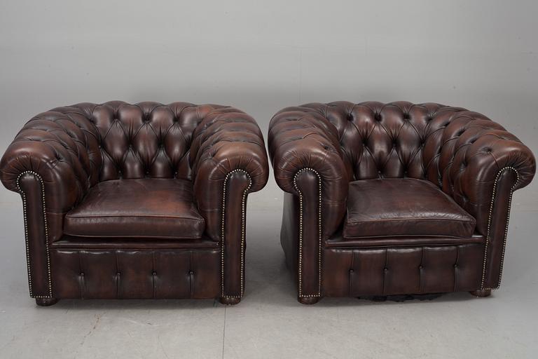 FÅTÖLJER, ett par, Chesterfieldmodell.