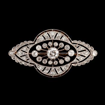 836. An old- and rose-cut diamond brooch.