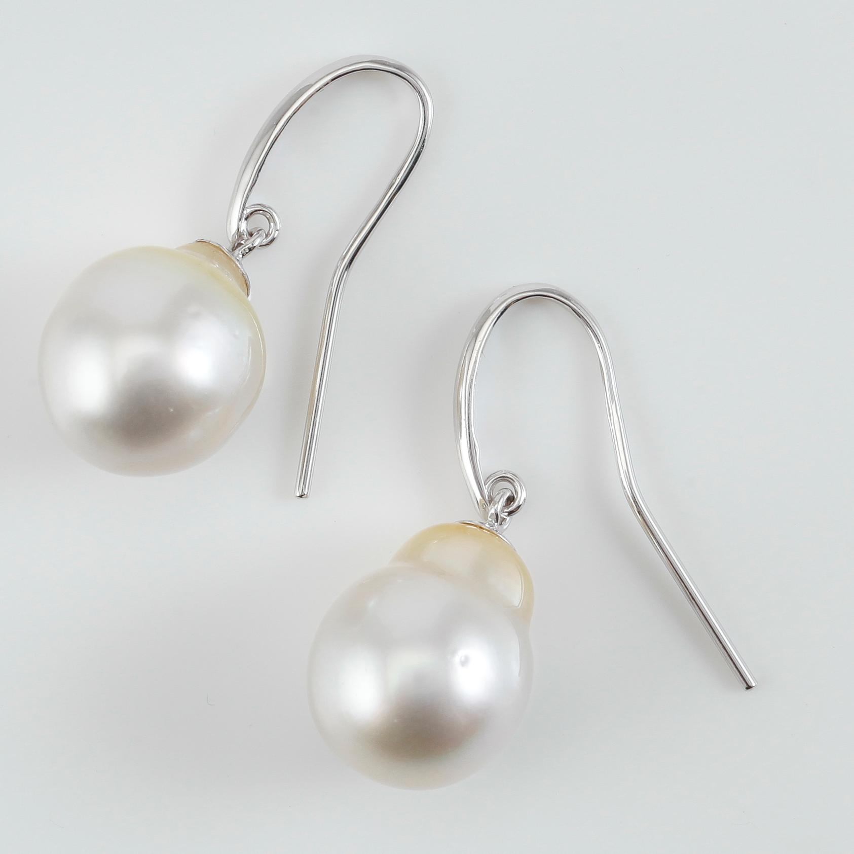 ÖRHÄNGEN, 1 par, 18K vitguld och south sea pärlor.