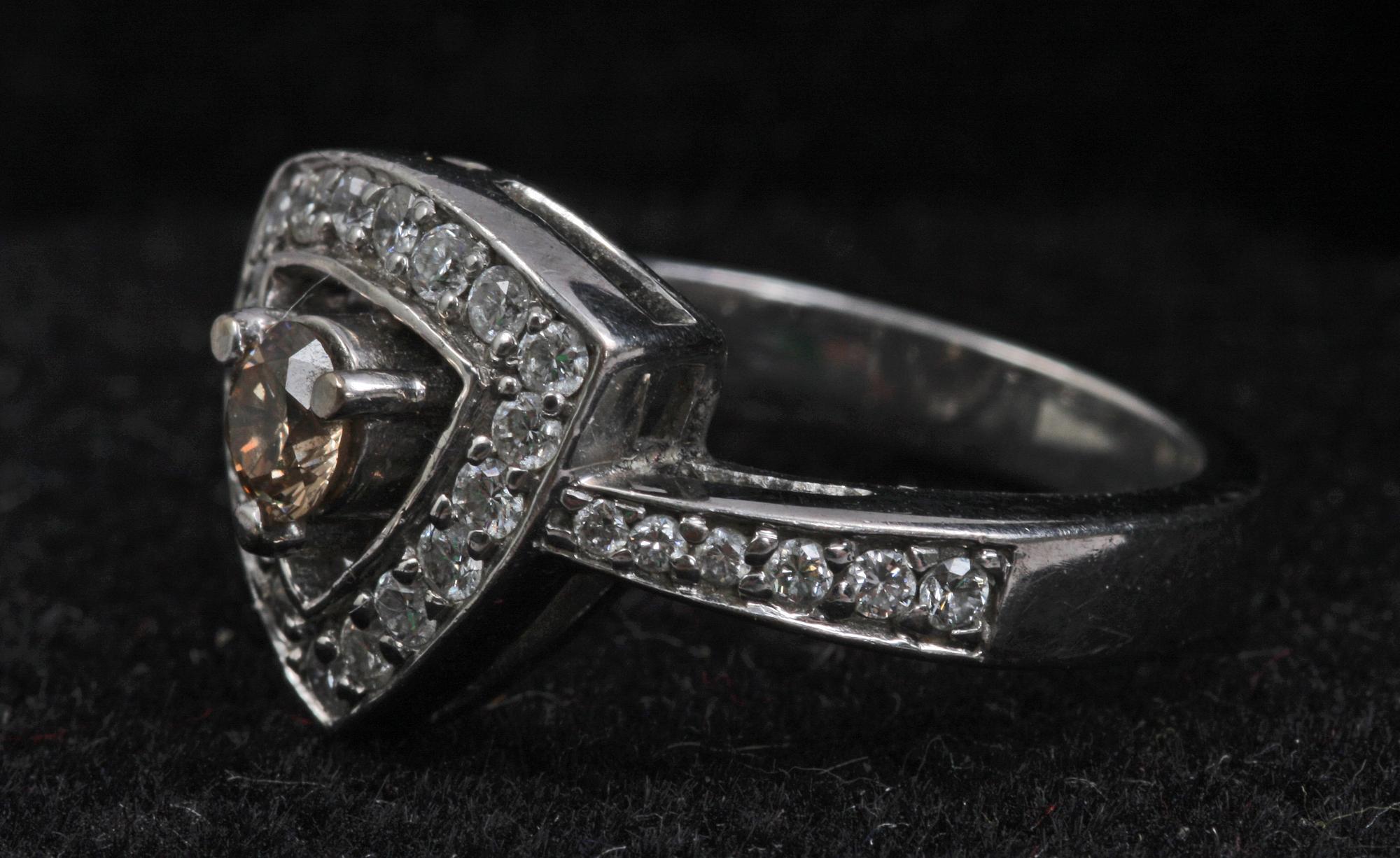 RING, vitguld 18 K med diamanter.