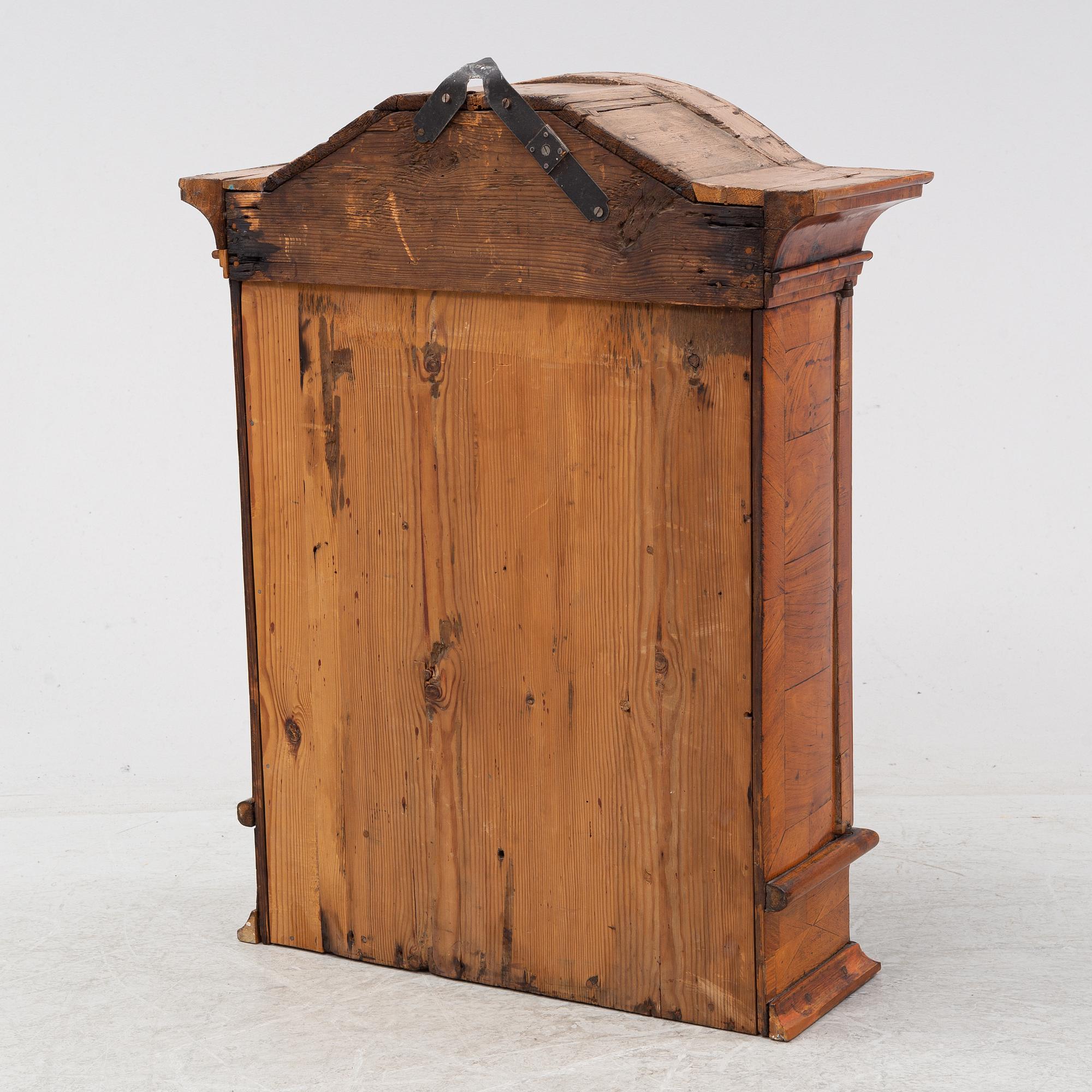 Hängskåp, Barock, 1700-talets första hälft.