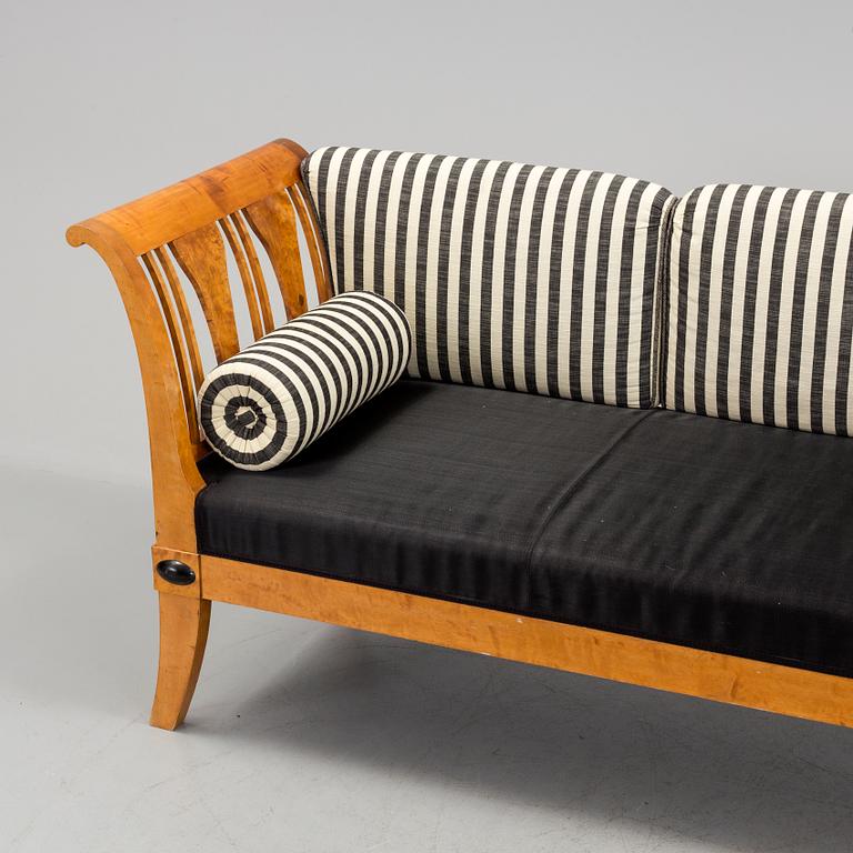 An early 20th century biedermeier-style chaise lounge.