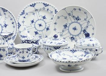 SERVISDELAR, 80 st, porslin, "Musselmalet", Royal Copenhagen, 1900-talets andra hälft.