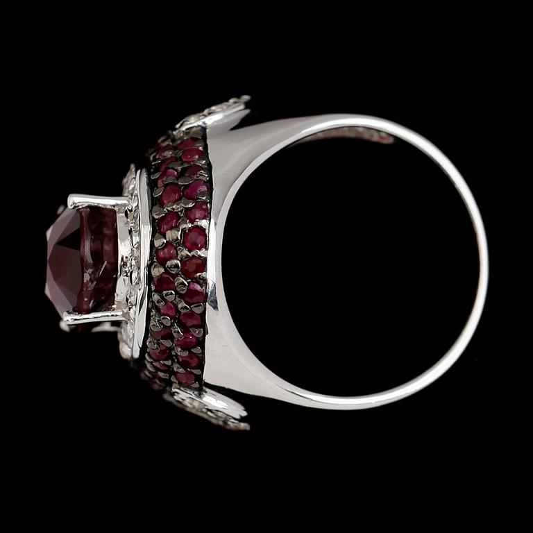RING, sterlingsilver, rubiner tot ca 8.00 ct, safirer tot ca 1.00 ct. Vikt ca 8,7 g,