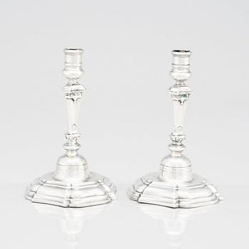 Petter Lund, ljusstakar, silver, ett par, Stockholm 1758. Senbarock.