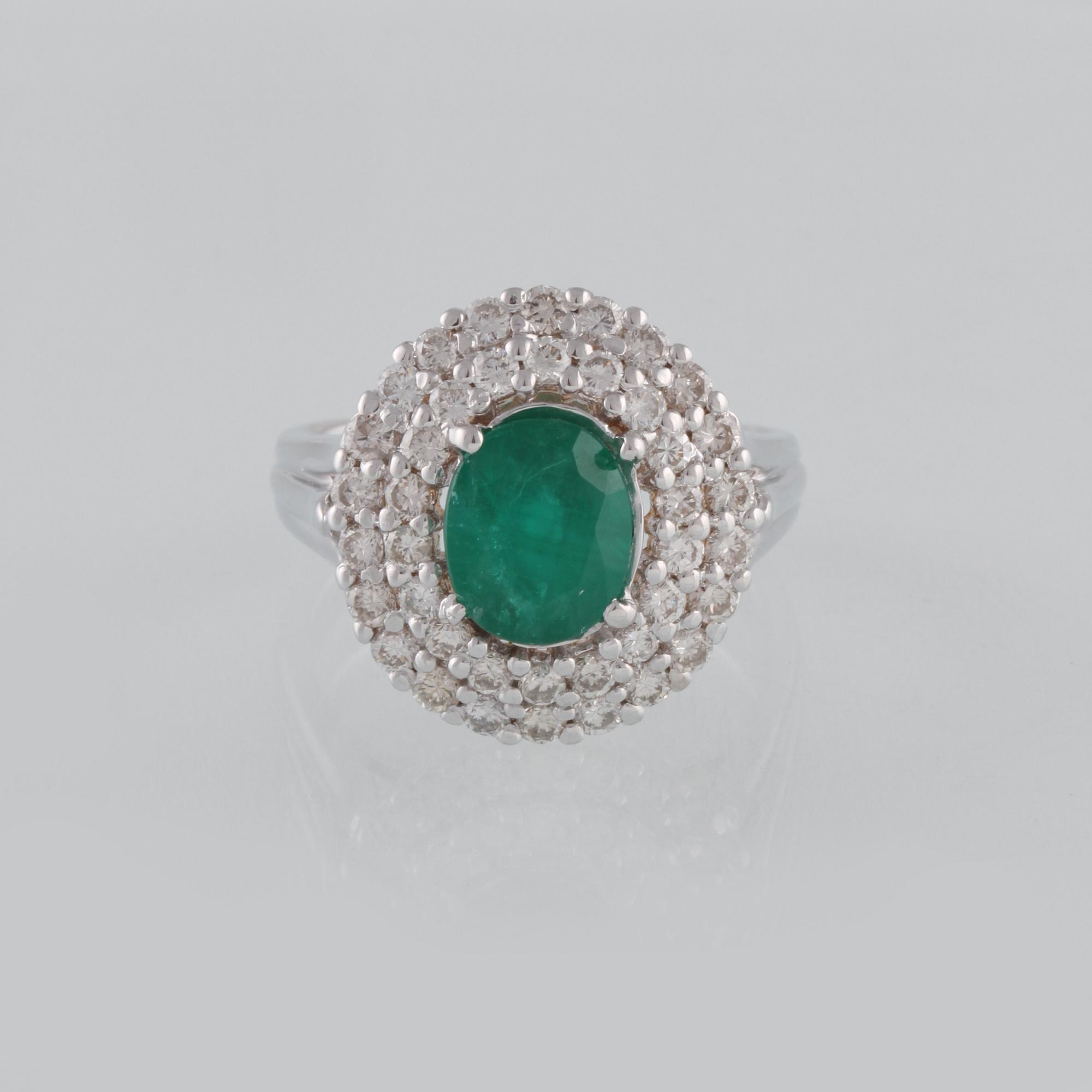 RING, 18K vitguld med ovalsslipad smaragd ca 1.66 ct samt briljantslipade diamanter ca 1.5 ct. Vikt 7,0 gram.