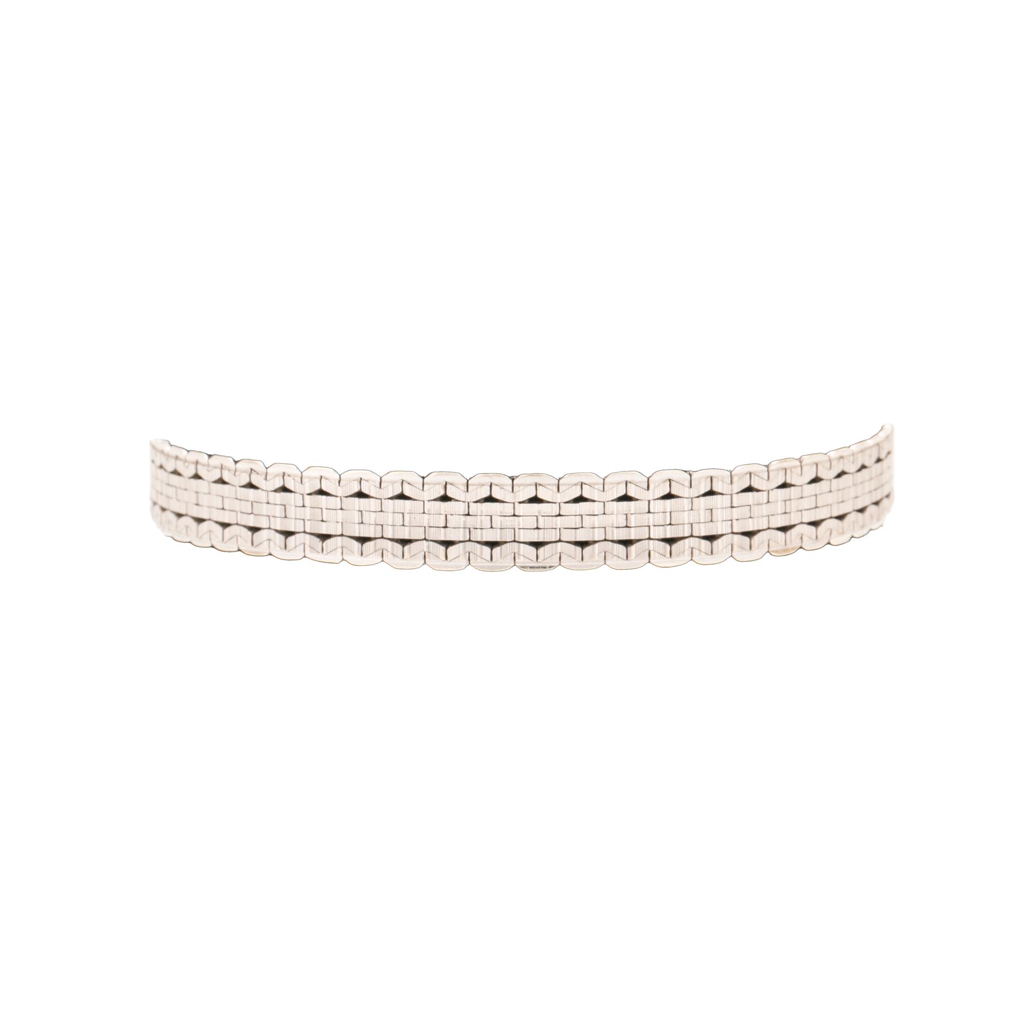An 18K white gold bracelet.