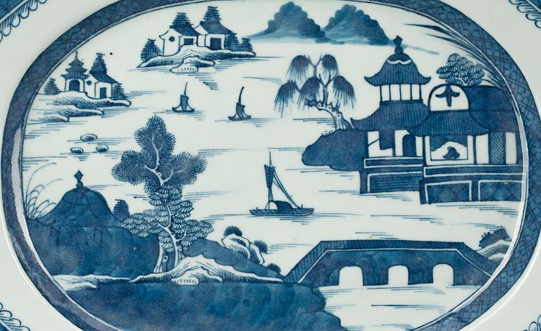 SERVISDELAR, 17 st, porslin, Kina, 1800-talets första hälft.