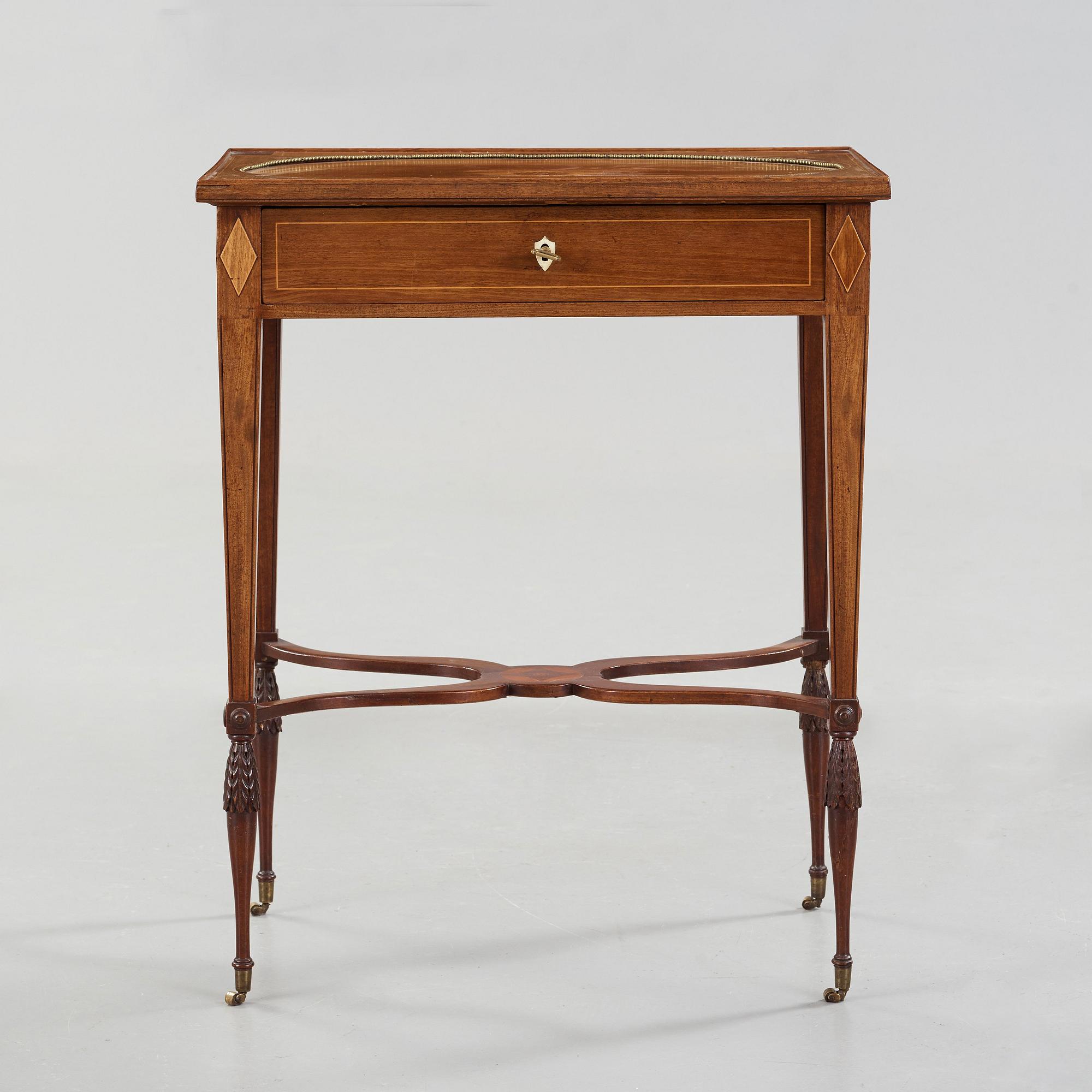 A late Gustavian table in the manner of Lars Qvarnberg, master 1801.