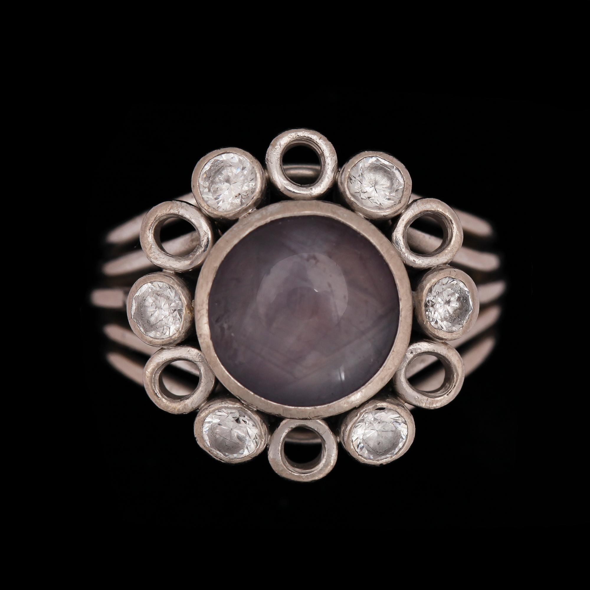 RING, 18k vitguld med cabochonslipad stjärnsafir och vita stenar. Francs Guld, Stockholm, 1996. Vikt 8,4g.