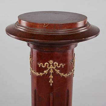 PIEDESTAL, empirestil, 1900-talets första hälft.