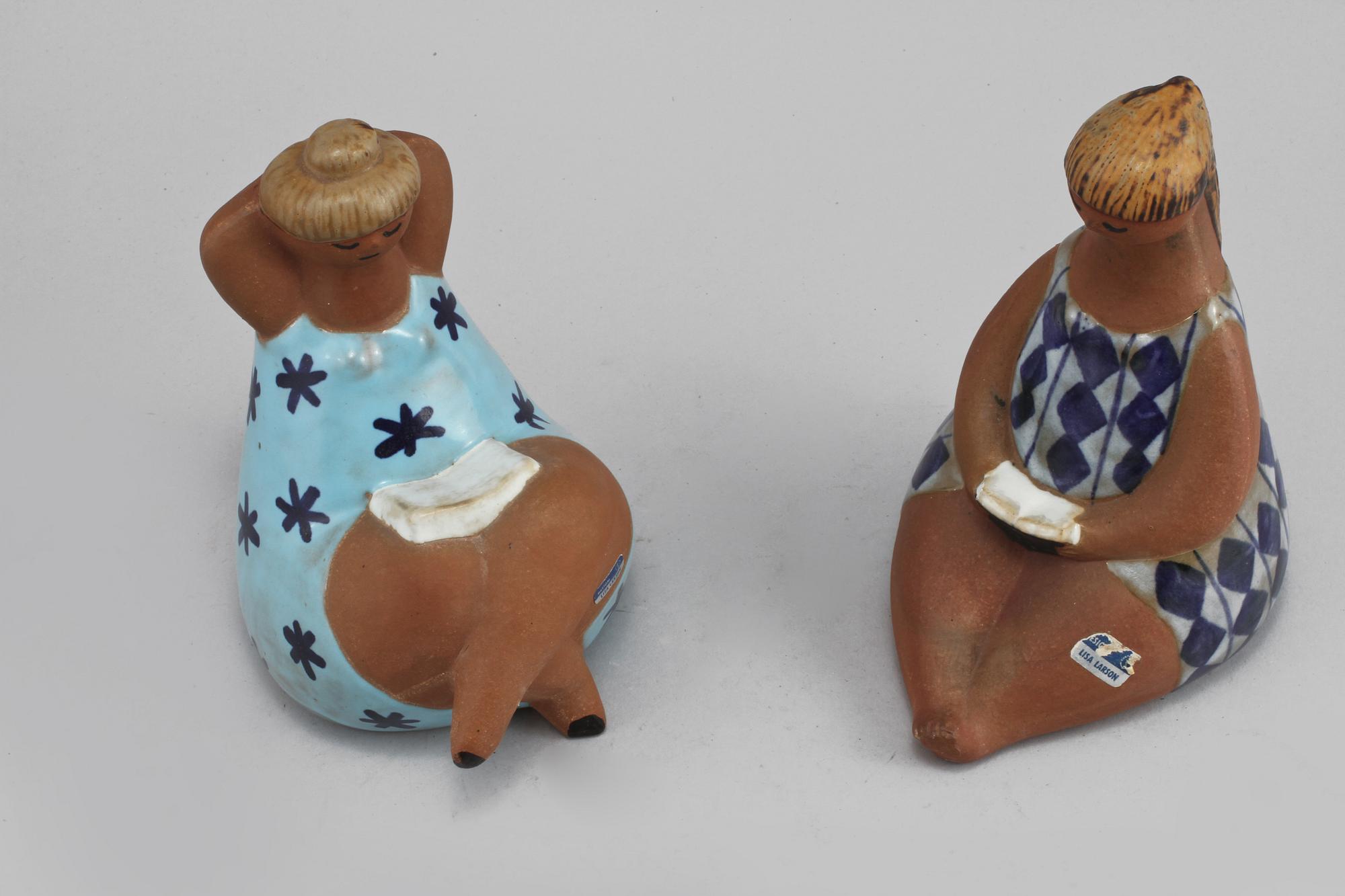 FIGURINER, 2 st, stengods,ur "ABC-flickorna", Lisa Larson, Gustavsberg. 1900-talets andra hälft.