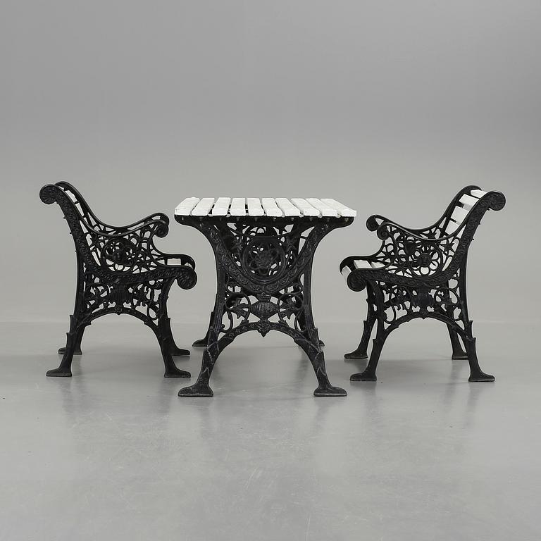 TRÄDGÅRDSMÖBLEMANG, 3 delar, gjutjärn och trä. 1900-tal.