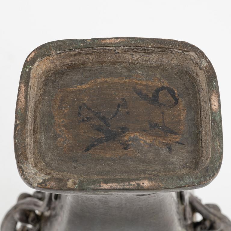 Vaser, 3 st, brons, Kina, 1800-tal.