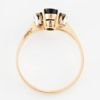 Gold ring with sapphire and brilliant-cut diamonds.