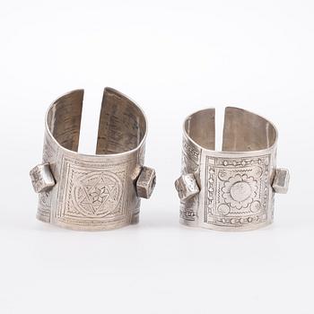 ARMRINGAR, 6 st, silver, orientaliska bland annat sannolikt Tunisien, omkring sekelskiftet 1900. Vikt ca 947 gram.