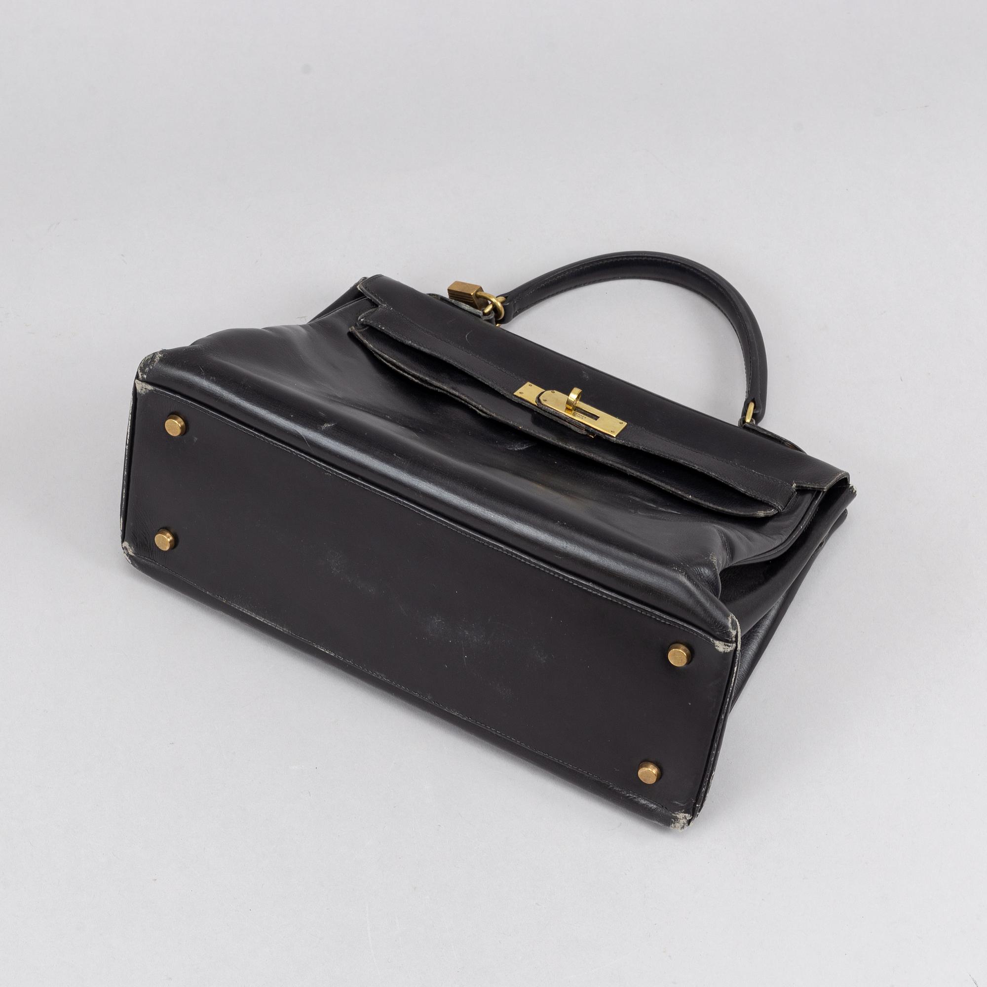 Hermès, a black leather 'Kelly' handbag.