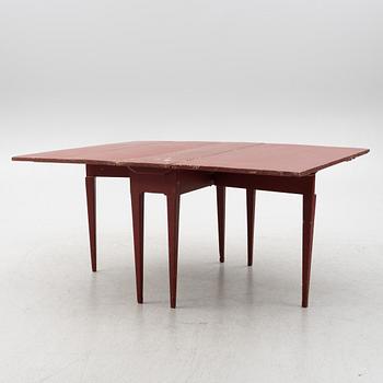 A drop-leaf table, 19th century.