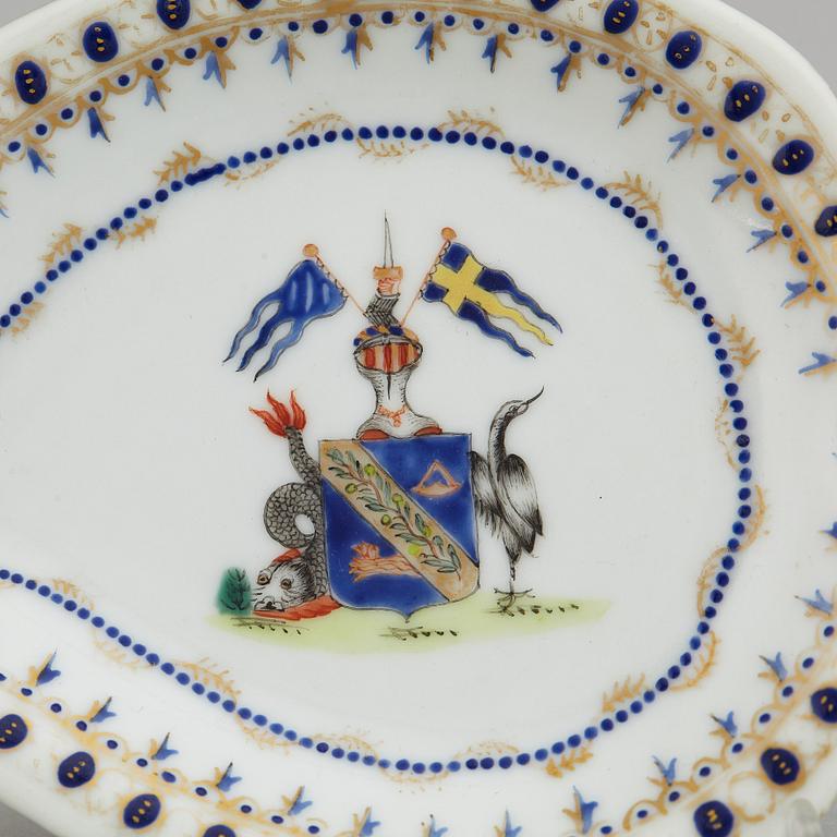 A Chinese famille rose weapon porcelain dish, 20th century.