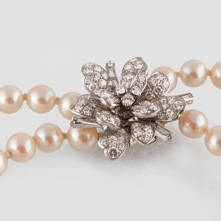 COLLIER, odlade saltvattenspärlor, lås i 18K vitguld med 8 baguett och 72 briljantslipade diamanter, utländska stämplar.