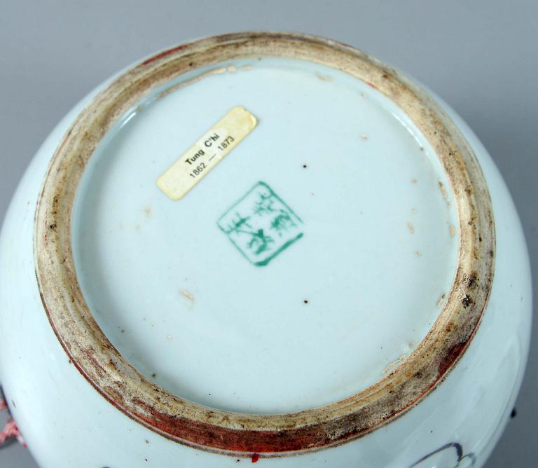 KANTIN MED LOCK, porslin. Kina, 1800-talet andra hälft.