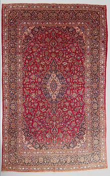 A CARPET, a semi-antique Kashan, ca 372,5 x 257 cm.