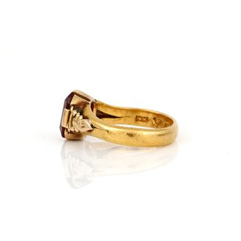 RING, 23K guld med syntetisk rubin, ca 3,33 ct, 1906. Total vikt ca 5,76 g.