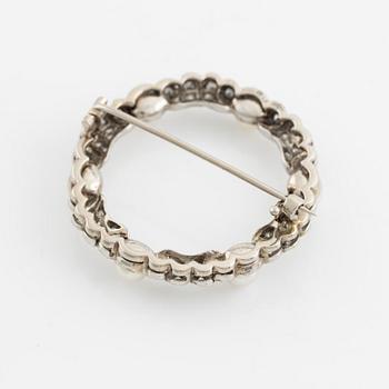 An 18K white gold ring set with cultured pearls and eight- and rose-cut diamonds.
