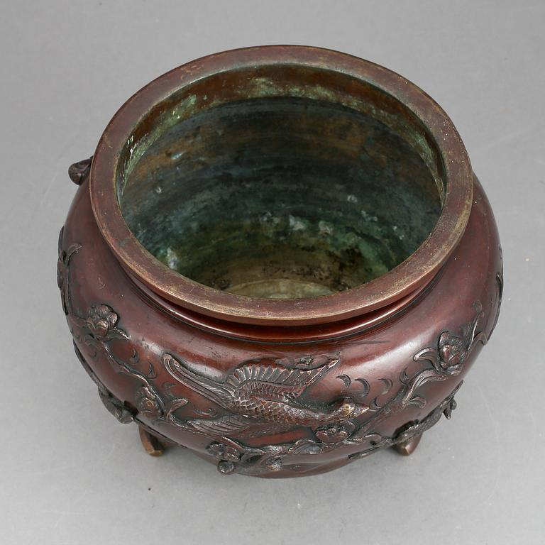 BORDSLAMPA OCH URNA, brons, Japan.