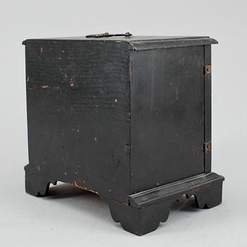 KABINETTSKÅP, i miniatyr. 1800-tal.