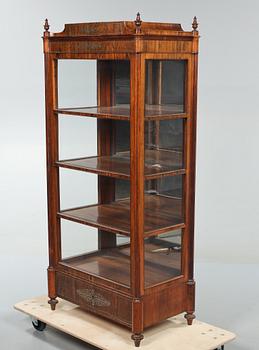 VITRINSKÅP, omkring sekelskiftet 1900.