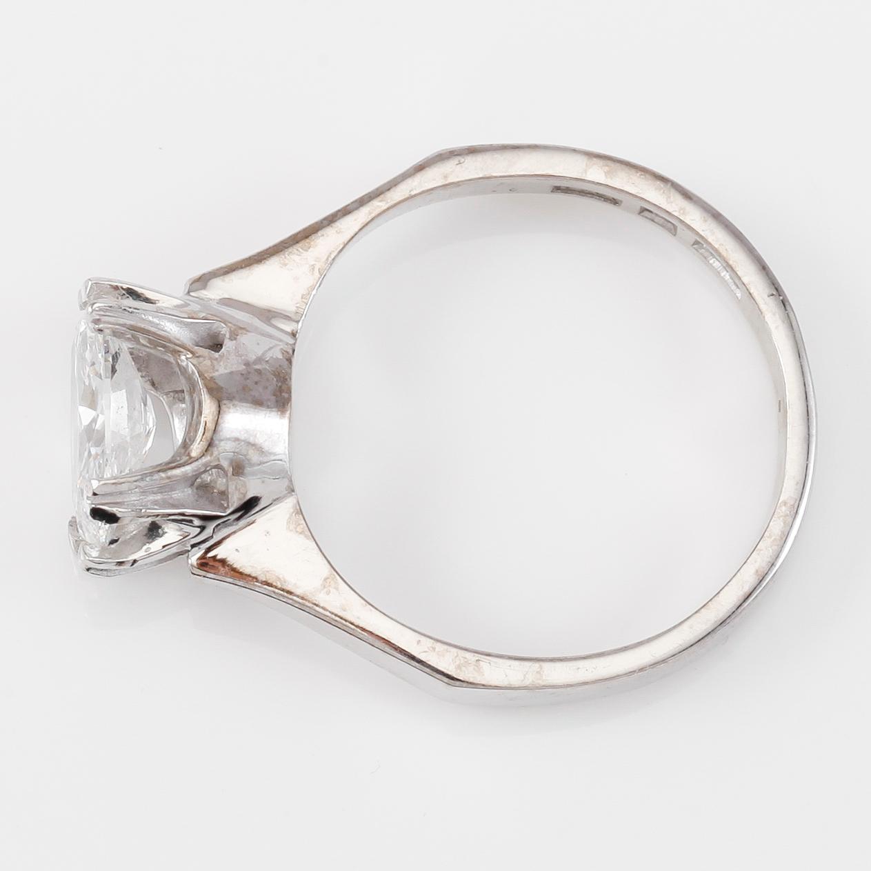 RING, 18K vitguld, solitär oval briljantslipad diamant 1.06 ct, svenska stämplar.