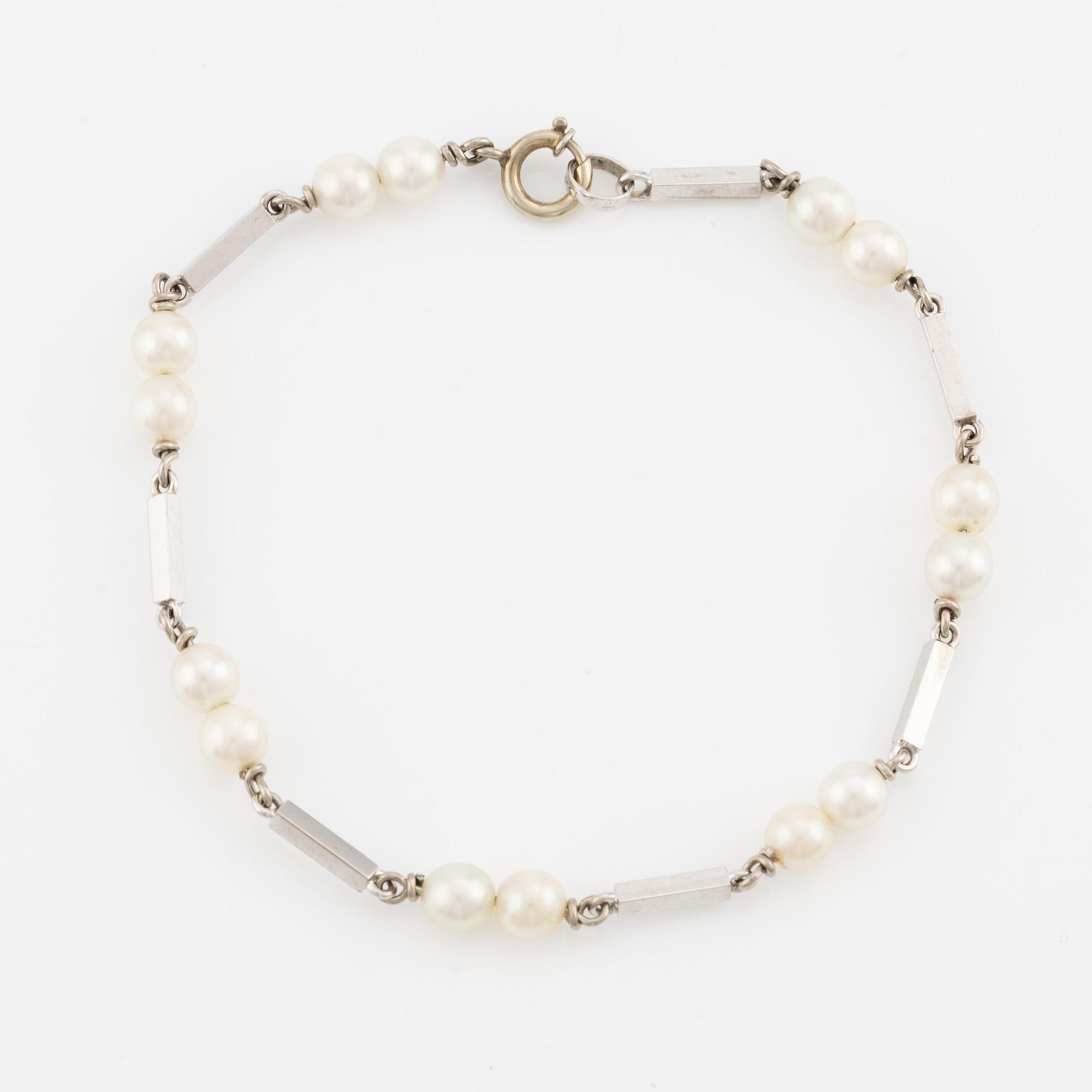 Bracelet, 18K white gold with cultured pearls.