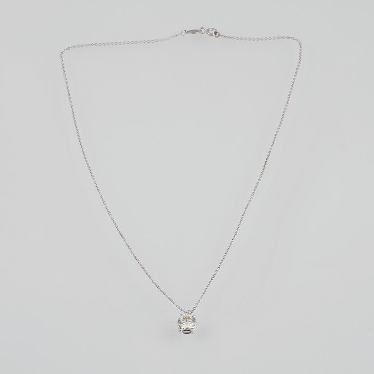 HÄNGE MED KEDJA, 18K vitguld med briljantslipad diamant 1.30 ct. Vikt 2,7 gram.