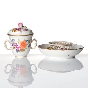 Chokladkopp med lock och trembleuse, porslin. Wien, 1700-tal.