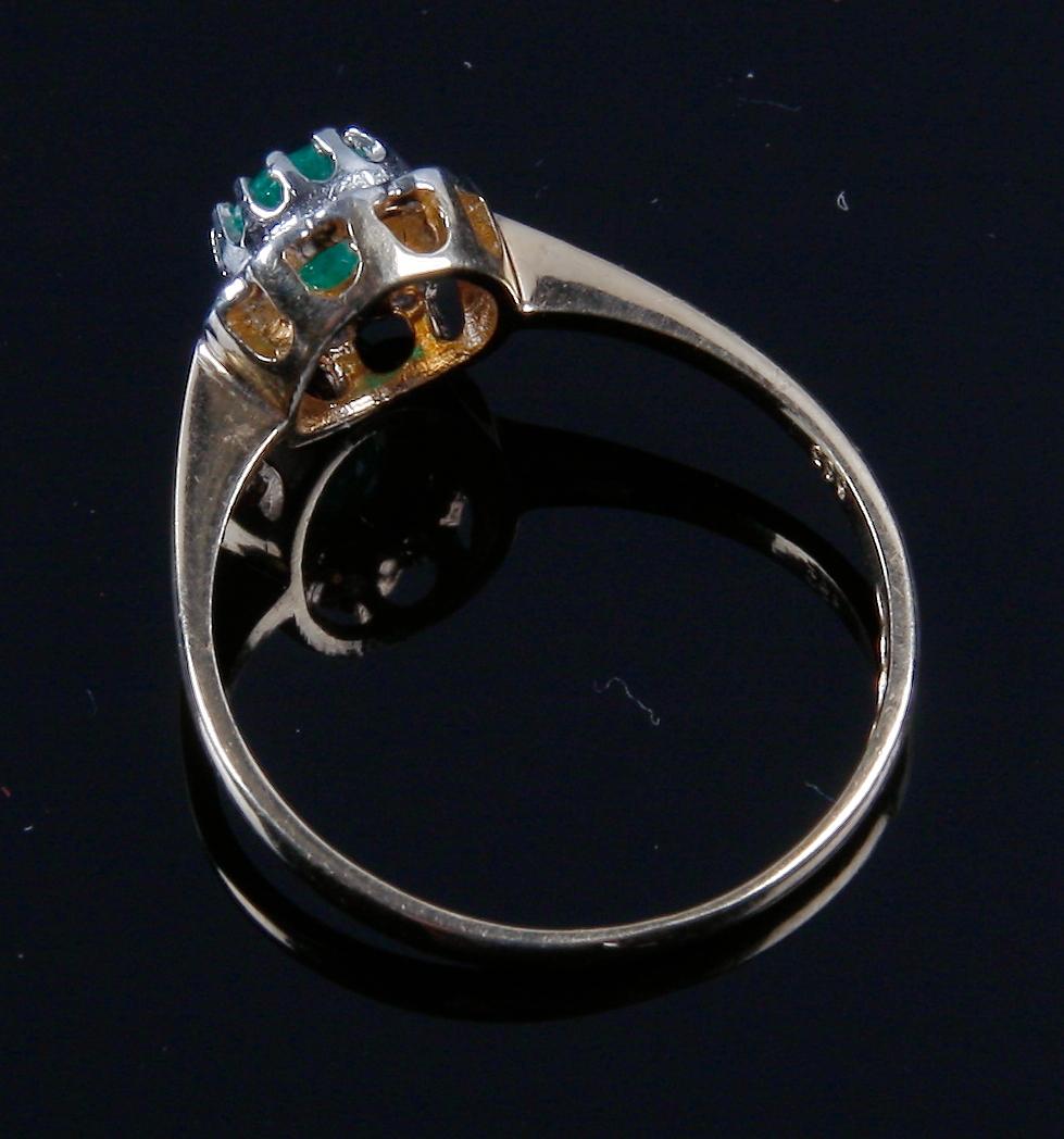 RING, 14 K guld, smaragd samt 10 diamanter.