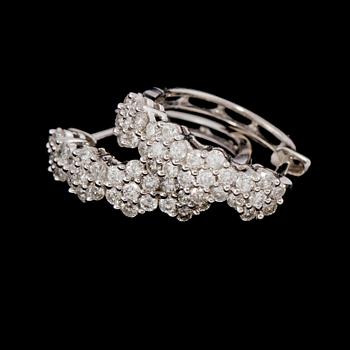 ÖRHÄNGEN, ett par, 18k vitguld med briljantslipade diamanter, totalt 0.63 ct. Vikt 3 g.
