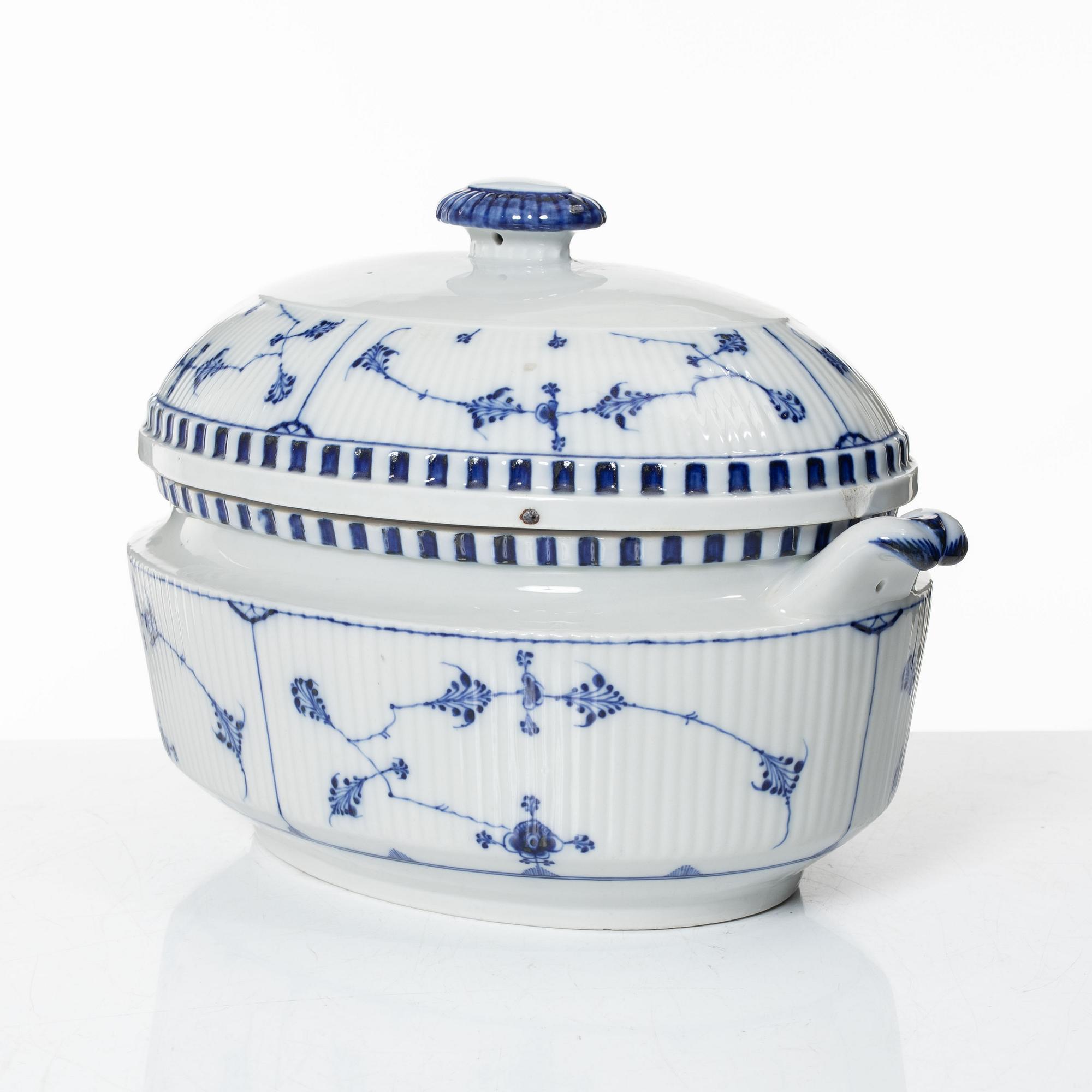 Terrin med lock, porslin, Royal Copenhagen, "Musselmalet", tidig modell, 1800-tal.