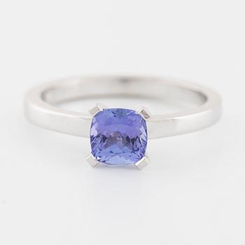 RING, med tanzanit ca 0.80 ct.