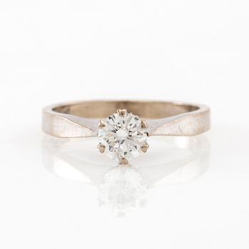 Solitaire ring in 18K white gold with a round brilliant-cut diamond.