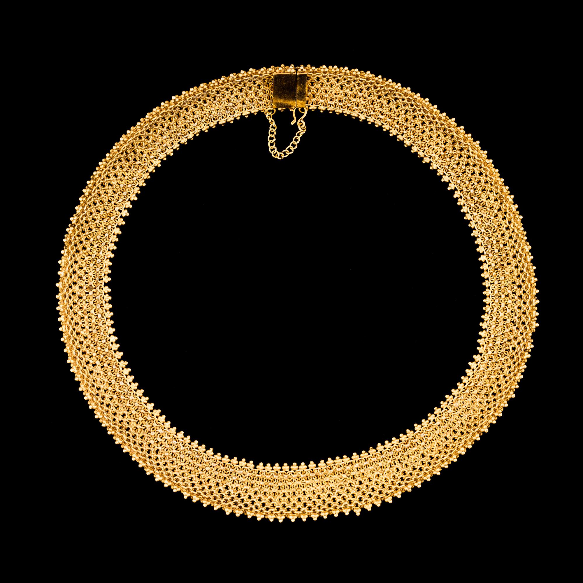A NECKLACE, A BRACELET and A PAIR OF EARRINGS, 18K gold.