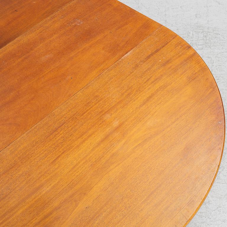 Dining table, Gustavian style, first half of the 20th century.